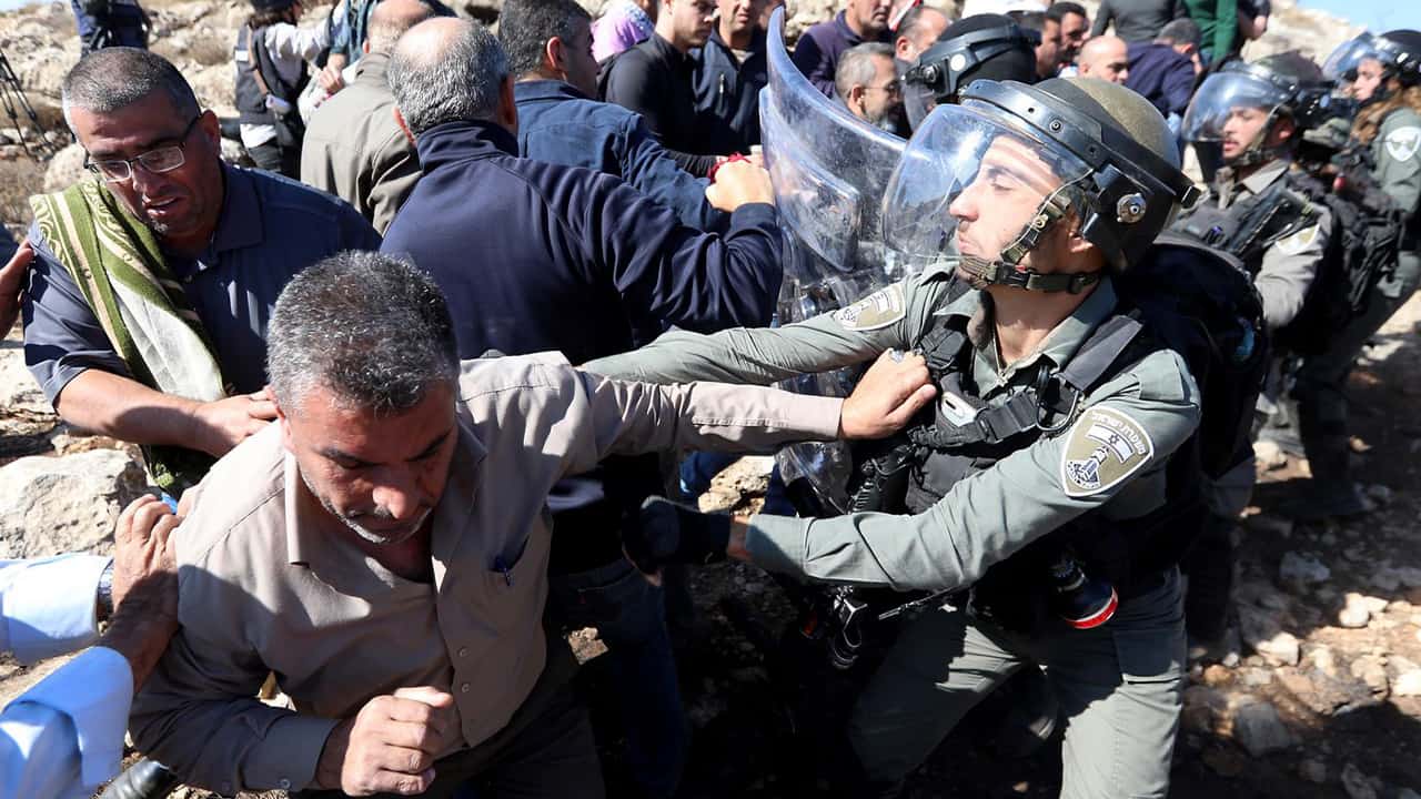 Photo of Israeli border police scuffle with protestors
