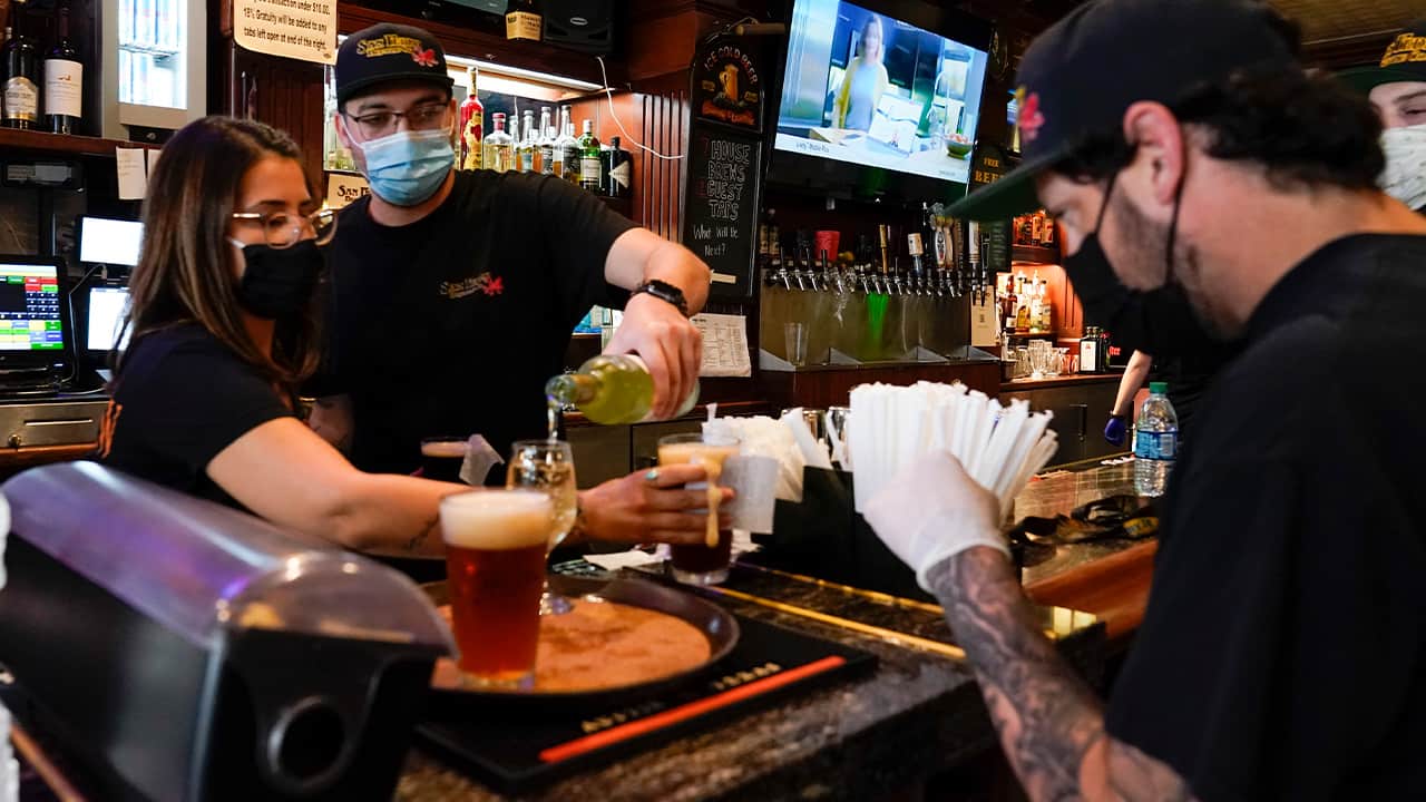 Photo of restaurant workers wearing masks 