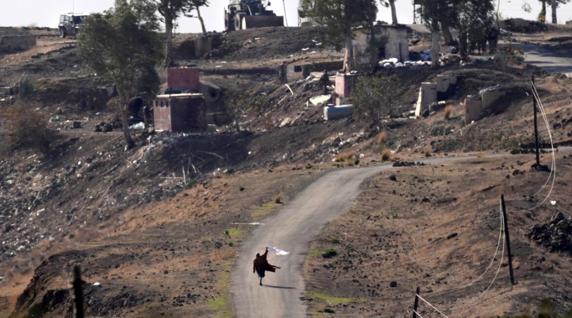 Syrian man waves white flag as he approaches Israeli soldiers