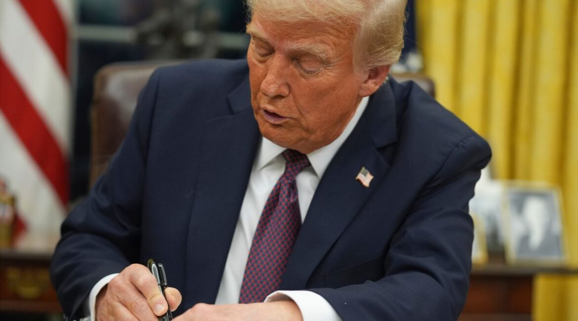 President Donald Trump signs an executive order on birthright citizenship in the Oval Office of the White House, Monday, Jan. 20, 2025, in Washington. (AP Photo/Evan Vucci)