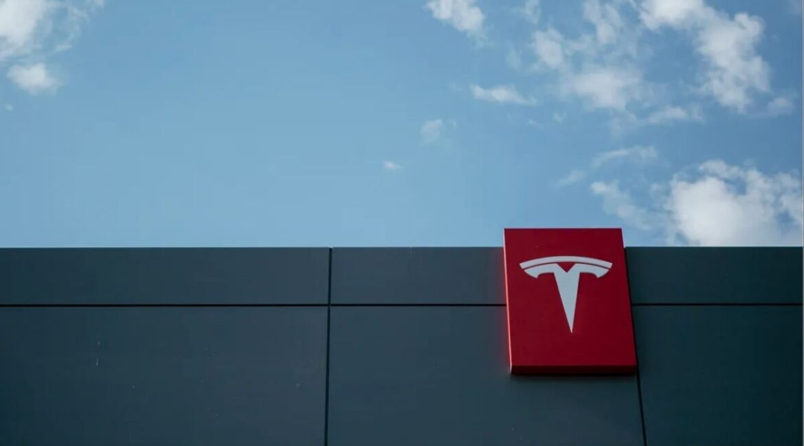 The Tesla logo at a dealership in Sacramento on July 29, 2022. (CalMatters/Rahul Lal)