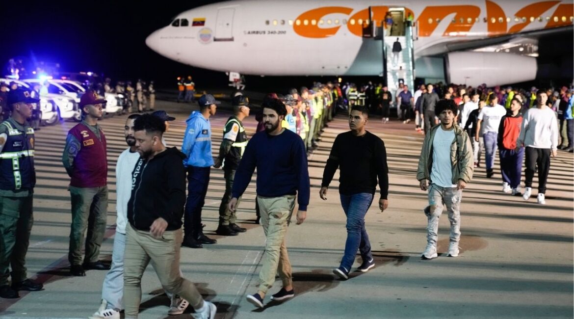 Venezuelan migrants deported from the United States arrive at Simon Bolivar International Airport in Maiquetia, Venezuela, Monday, March 24, 2025. (AP/Ariana Cubillos)