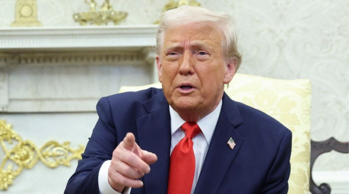 U.S. President Donald Trump meets with El Salvador President Nayib Bukele (not pictured) in the Oval Office at the White House in Washington, D.C., U.S., April 14, 2025. (REUTERS/Kevin Lamarque)