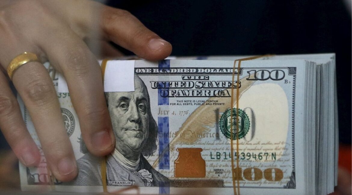 An employee of a money changer holds a stack of U.S. Dollar notes before giving it to a customer in Jakarta, October 8, 2015. (REUTERS File)