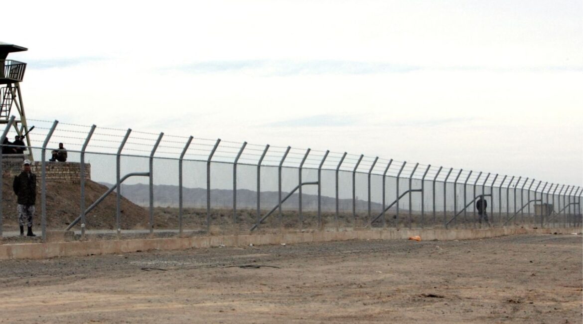 A general view shows the Natanz uranium enrichment facility in Natanz, about 322km (200 miles) south of Tehran March 9, 2006. (REUTERS File)