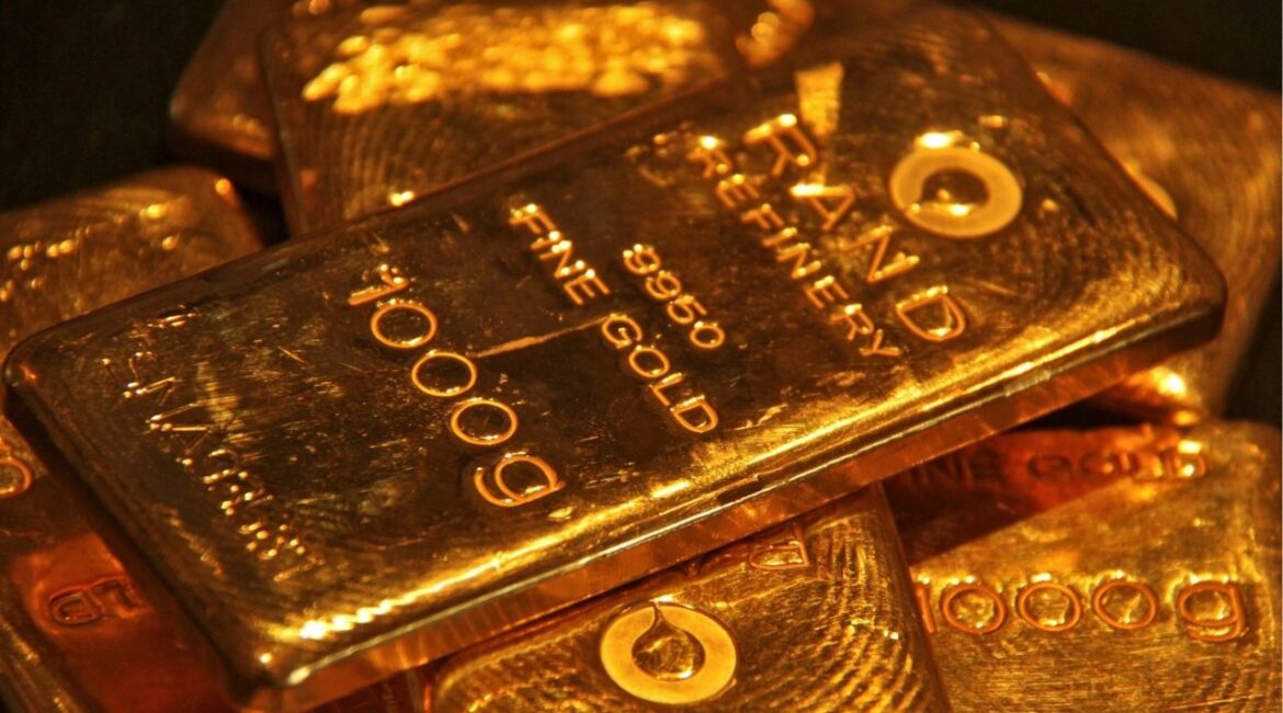 Gold bars are displayed at a gold jewellery shop in the northern Indian city of Chandigarh May 8, 2012. (REUTERS/Ajay Verma/File Photo)