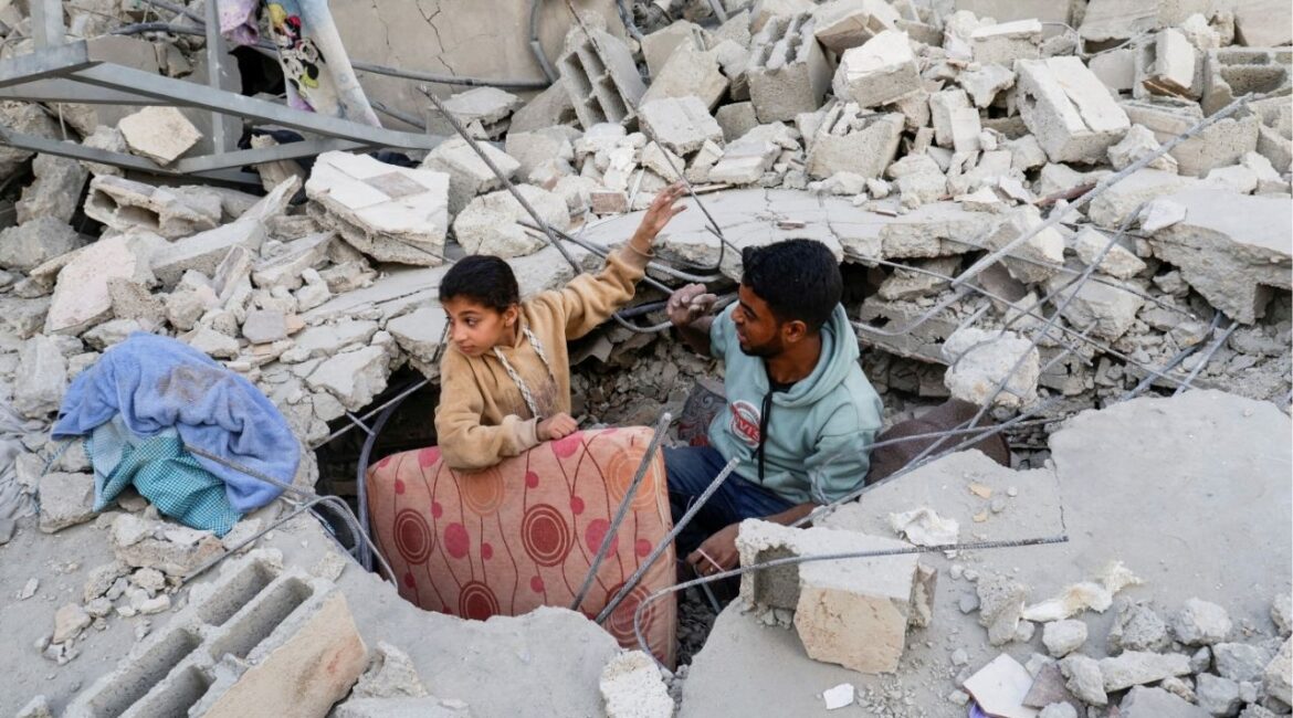 Palestinians inspect the site of an Israeli strike on a house, in Khan Younis in the southern Gaza Strip April 22, 2025. (REUTERS/Hatem Khaled)