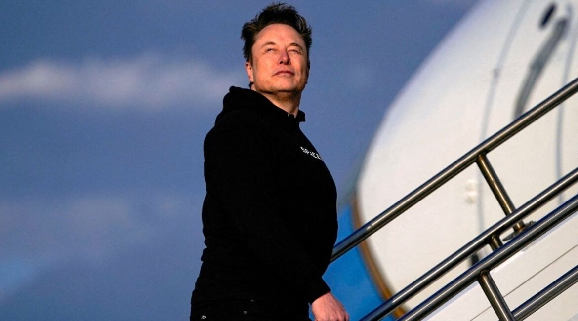Tesla CEO Elon Musk boards Air Force One with U.S. President Donald Trump (not pictured) as they depart for Philadelphia, Pennsylvania, from Morristown Municipal Airport in Morristown, New Jersey, U.S., March 22, 2025. (REUTERS/Nathan Howard/File Photo/File Photo)