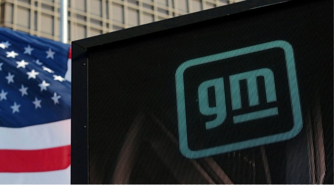The new GM logo is seen on the facade of the General Motors headquarters in Detroit, Michigan, U.S., March 16, 2021. Picture taken March 16, 2021. (REUTERS/Rebecca Cook/File Photo)
