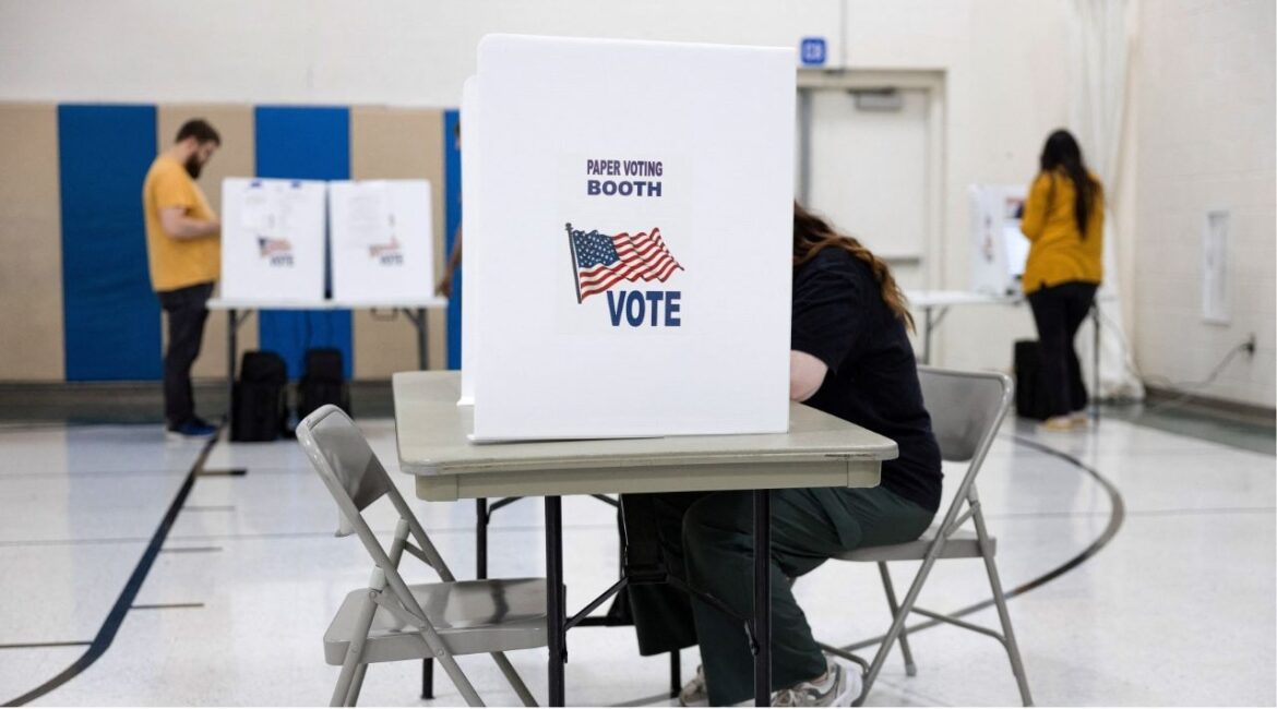 People vote in the 2024 U.S. presidential election on Election Day in Columbus, Ohio, U.S., November 5, 2024. (REUTERS/Megan Jelinger/File Photo)
