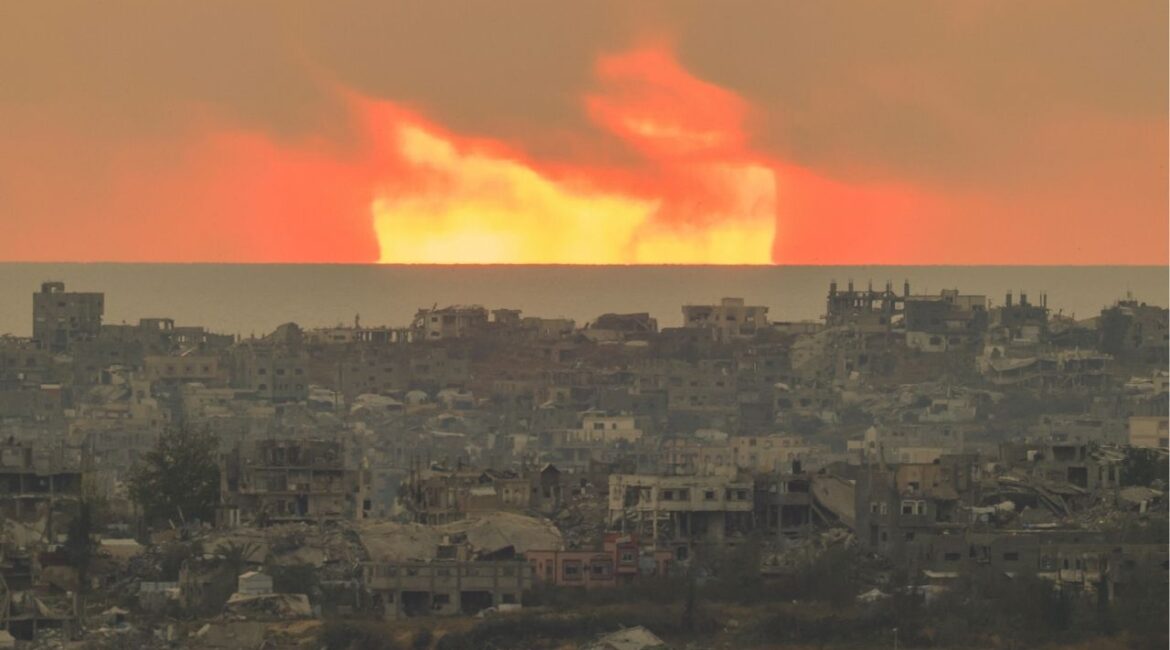 The sun sets over the northern Gaza Strip, as seen from the Israeli side of the border, April 29, 2025. (REUTERS/Amir Cohen)