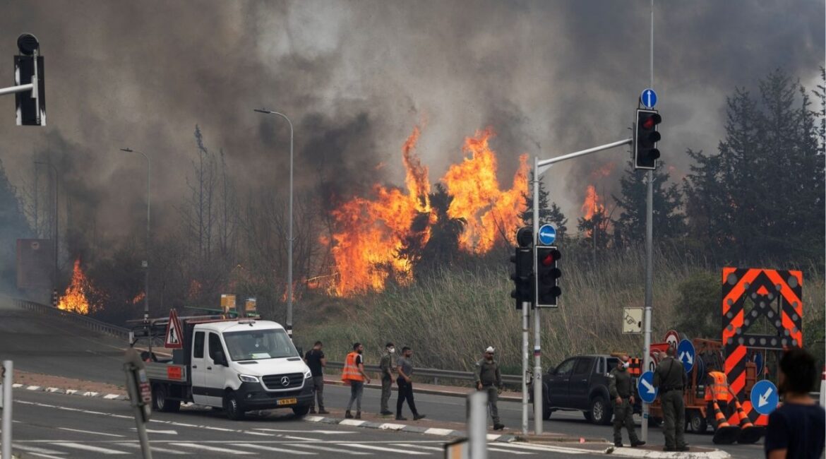 Israeli security and rescue personnel work near Latrun in central Israel, as wildfires due to extreme heat and winds broke out in central Israel, April 30, 2025 (REUTERS/Oren Ben Hakoon)