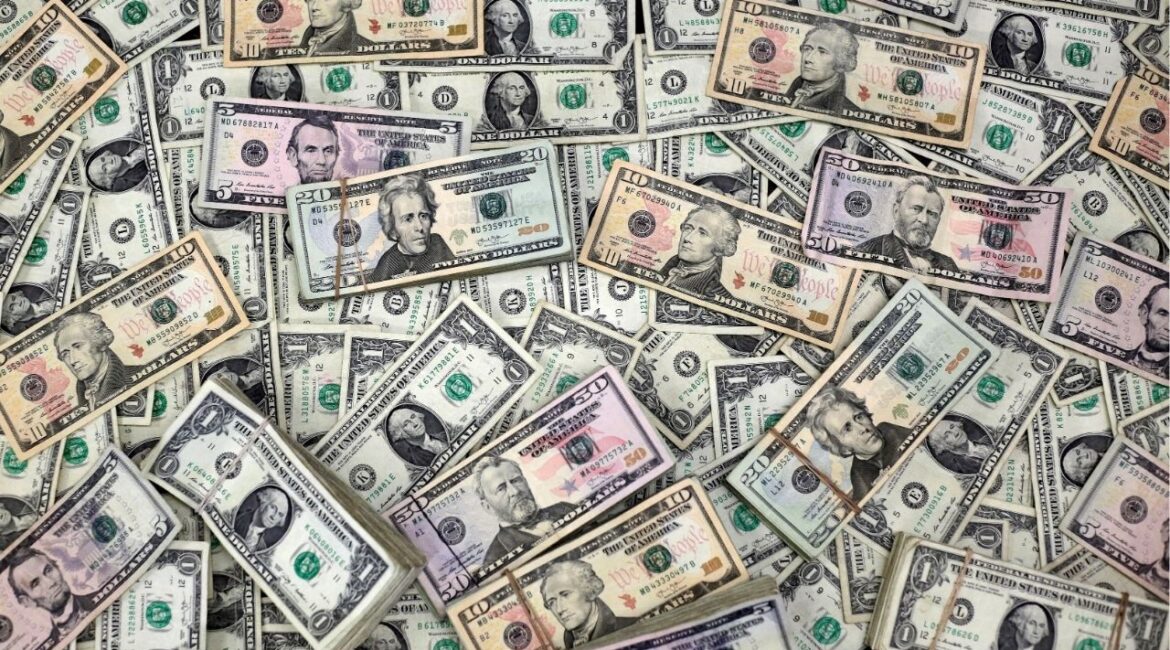 U.S. dollar banknotes are seen in this photo illustration taken February 12, 2018. (REUTERS/Jose Luis Gonzalez/Illustration/File Photo)