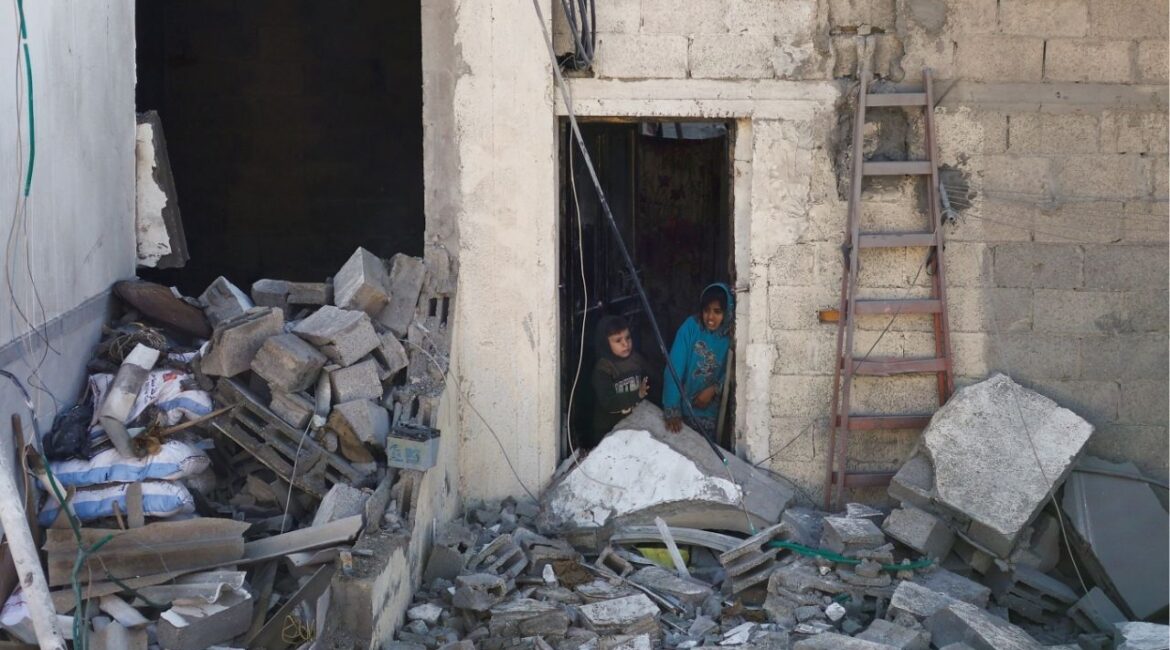 Palestinian kids stand at the site of an Israeli strike on a house, amid the ongoing conflict between Israel and the Palestinian Islamist group Hamas, in Rafah in the southern Gaza Strip, February 7, 2024. (REUTERS/Ibraheem Abu Mustafa)