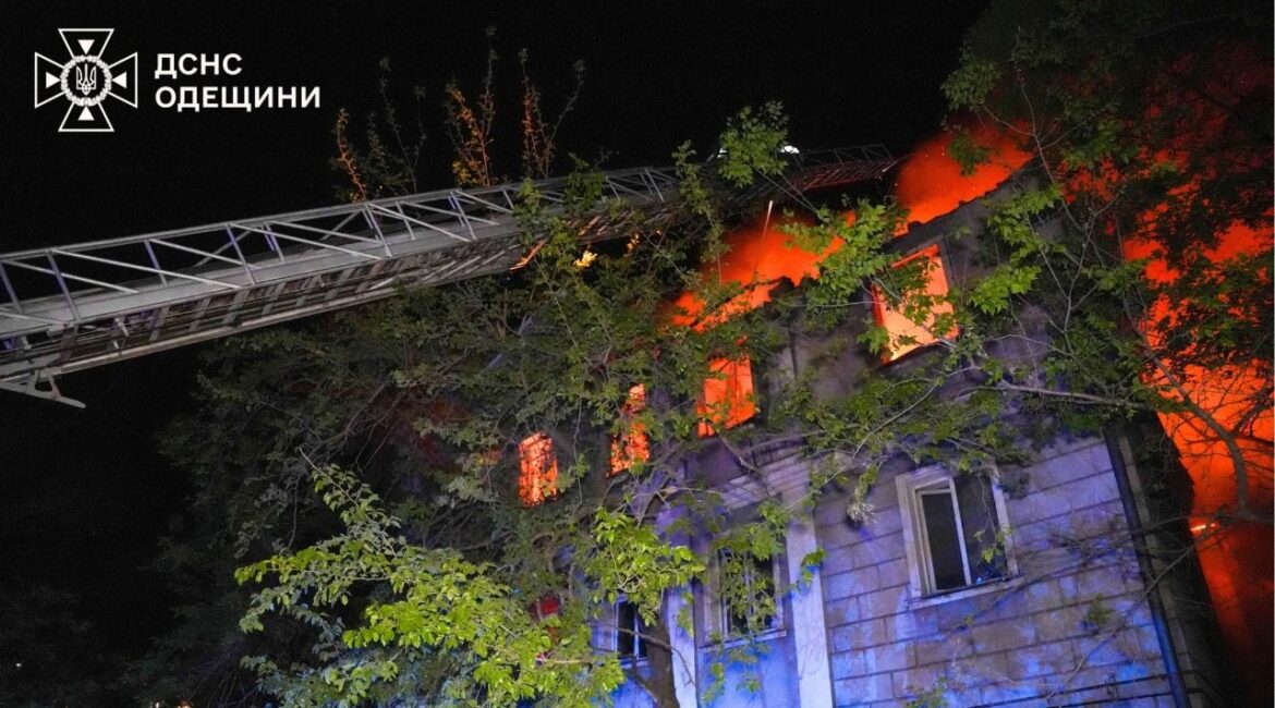 In this photo provided by the Ukrainian Emergency Service, firefighters put out the fire at an apartment house following Russia's air raid in Odesa, Ukraine, Thursday, May 1, 2025. (Ukrainian Emergency Service via AP)