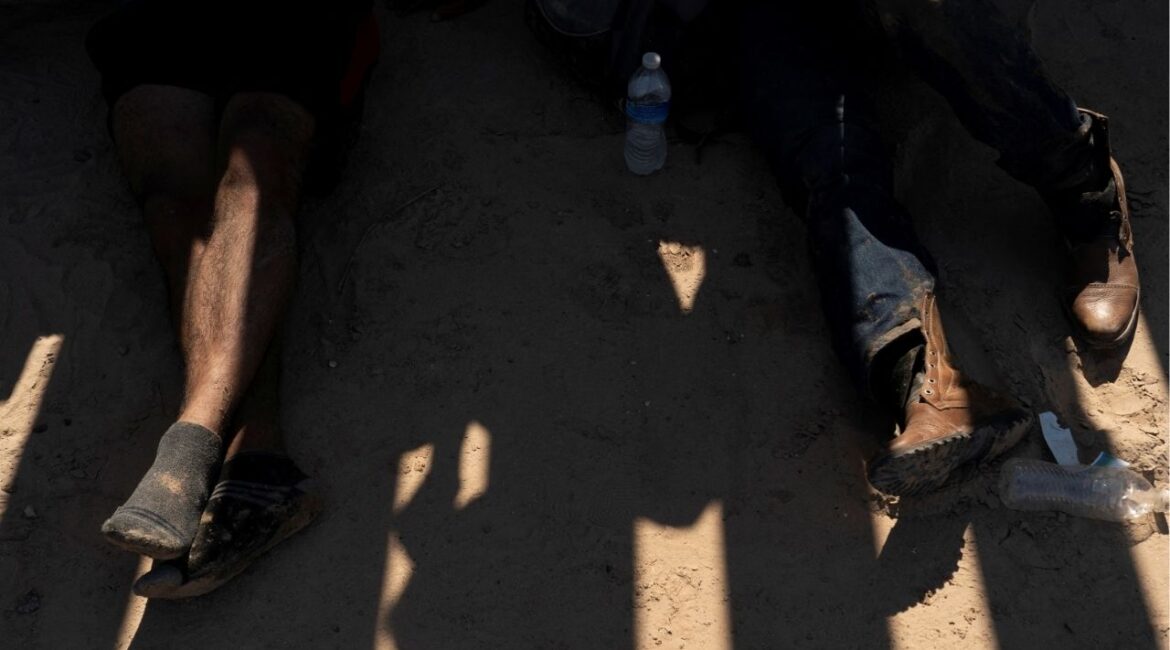 Asylum seeking migrants, mostly from Venezuela and Cuba, wait to be transported by U.S. Customs and Border Protection agents after crossing the Rio Grande river into the U.S. from Mexico at Eagle Pass, Texas, U.S., July 14, 2022. (REUTERS/Go Nakamura/File Photo)