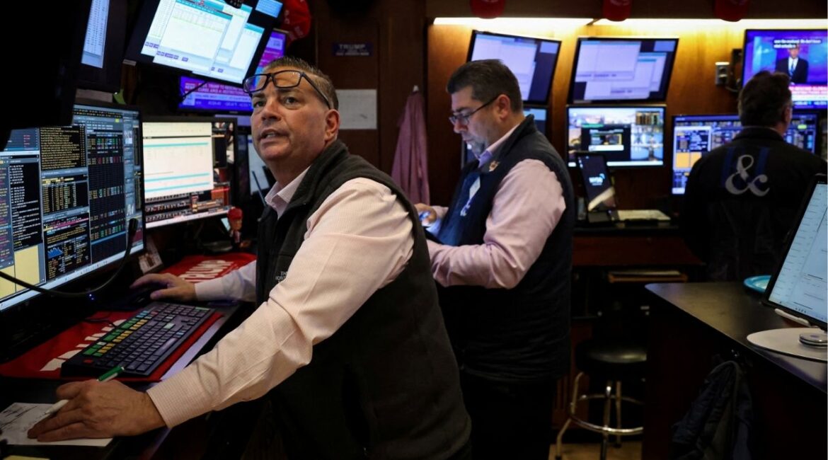 Traders work on the floor at the New York Stock Exchange (NYSE) in New York City, U.S., May 7, 2025. REUTERS/Brendan McDermid/File Photo