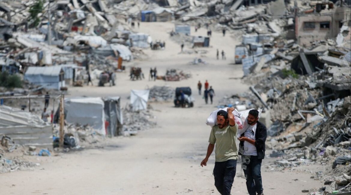 Palestinians make their way with belongings as they flee their homes after the Israeli military issued orders of evacuation from the northern Gaza Strip, May 22, 2025. REUTERS/Mahmoud Issa