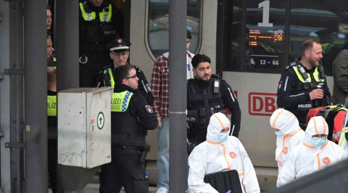 Police officers and forensic experts work at Hamburg's main train station, after several people were injured in a knife attack, in Hamburg, Germany, May 23, 2025. REUTERS/Fabian Bimmer