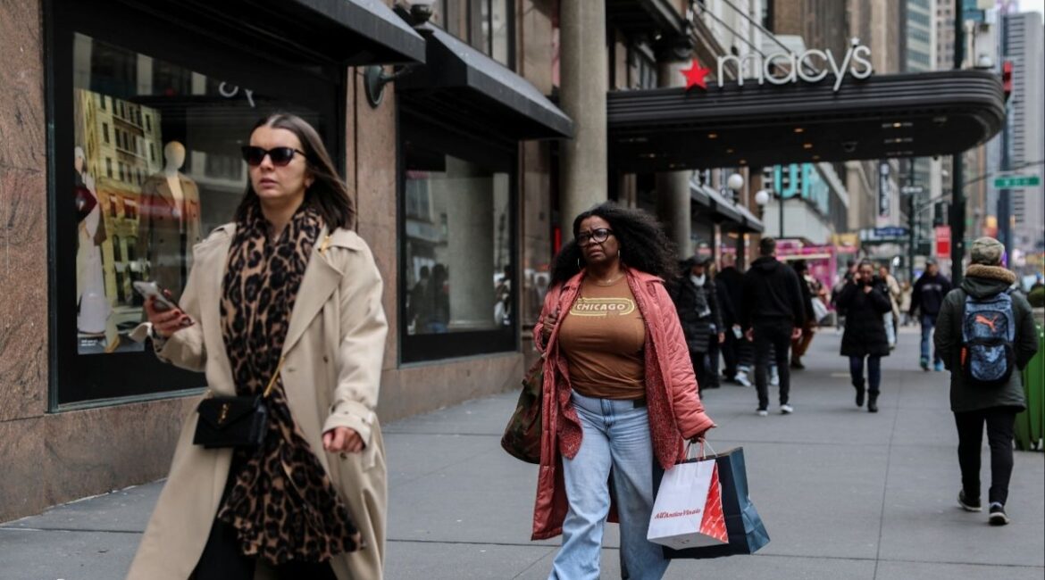 A woman carries shopping bags in Manhattan in New York City, U.S., February 25, 2025. REUTERS/Jeenah Moon/File Photo