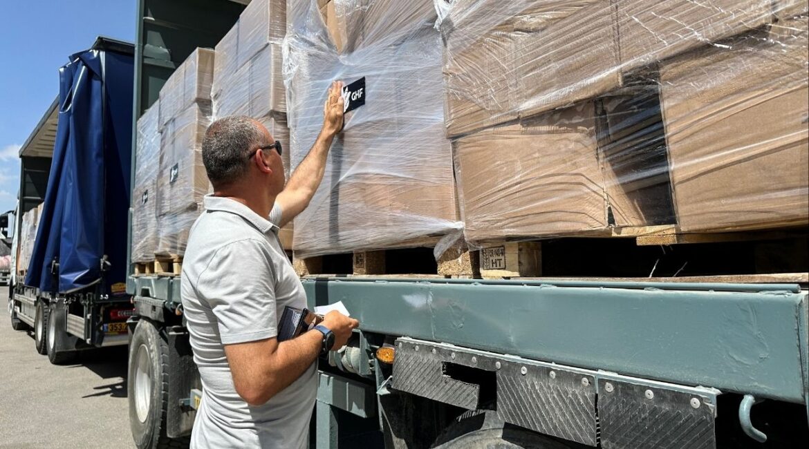Trucks carrying aid are seen at the Kerem Shalom crossing between Israel and Gaza, on its Israeli side, May 27, 2025. The U.S. and Israel-backed Gaza Humanitarian Foundation earlier this week announced it had started delivering aid to Gaza. REUTERS/Shafiek Tassiem
