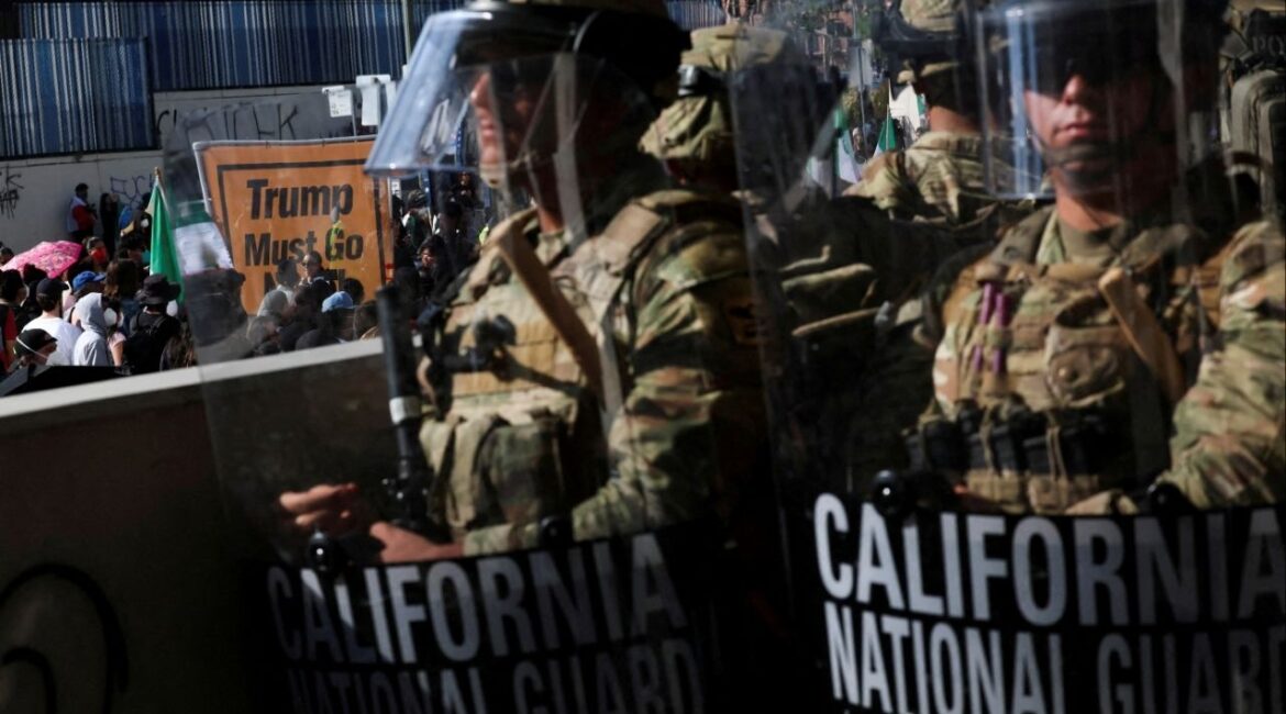 Members of the California National Guard stand in a line, blocking an entrance to the Federal Building, as demonstrators gather nearby, during protests against immigration sweeps, in Los Angeles, California, U.S. June 9, 2025. REUTERS/Leah Millis/File Photo