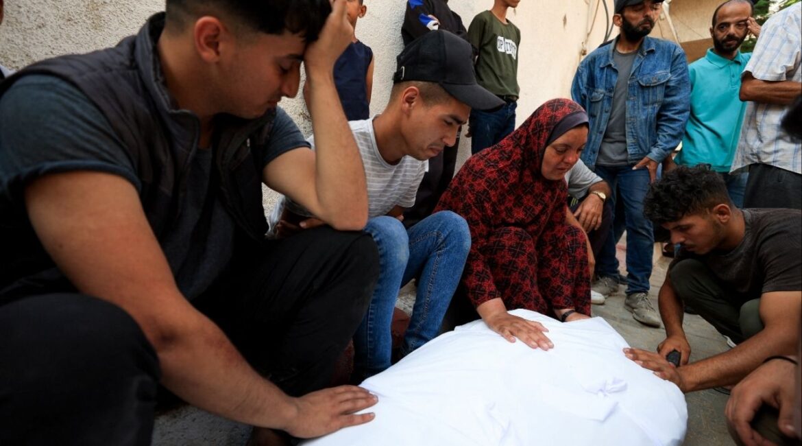 Mourners react during the funeral of Palestinians killed by Israeli fire, according to the Gaza health ministry, near an aid distribution center in central Gaza, at Al-Shifa hospital, in Gaza City, June 10, 2025. REUTERS/Dawoud Abu Alkas