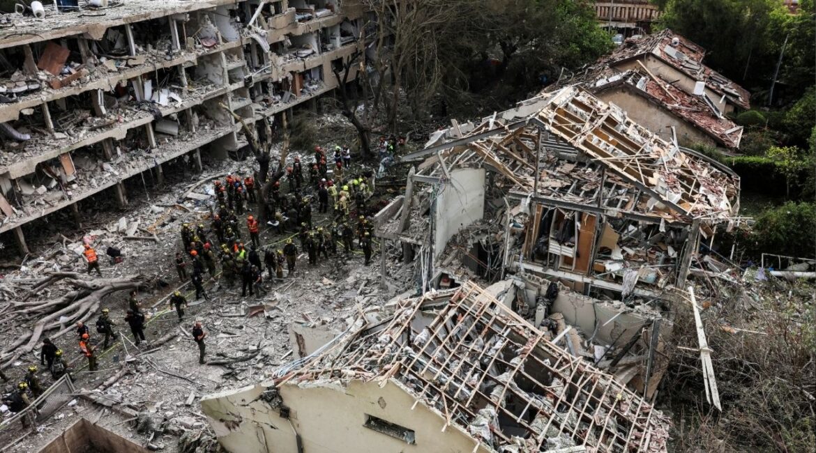 Rescuers and security personnel work at the impacted site after a missile attack from Iran, amid the Iran-Israel conflict in Tel Aviv, Israel June 22, 2025. (Reuters/Tomer Appelbaum)