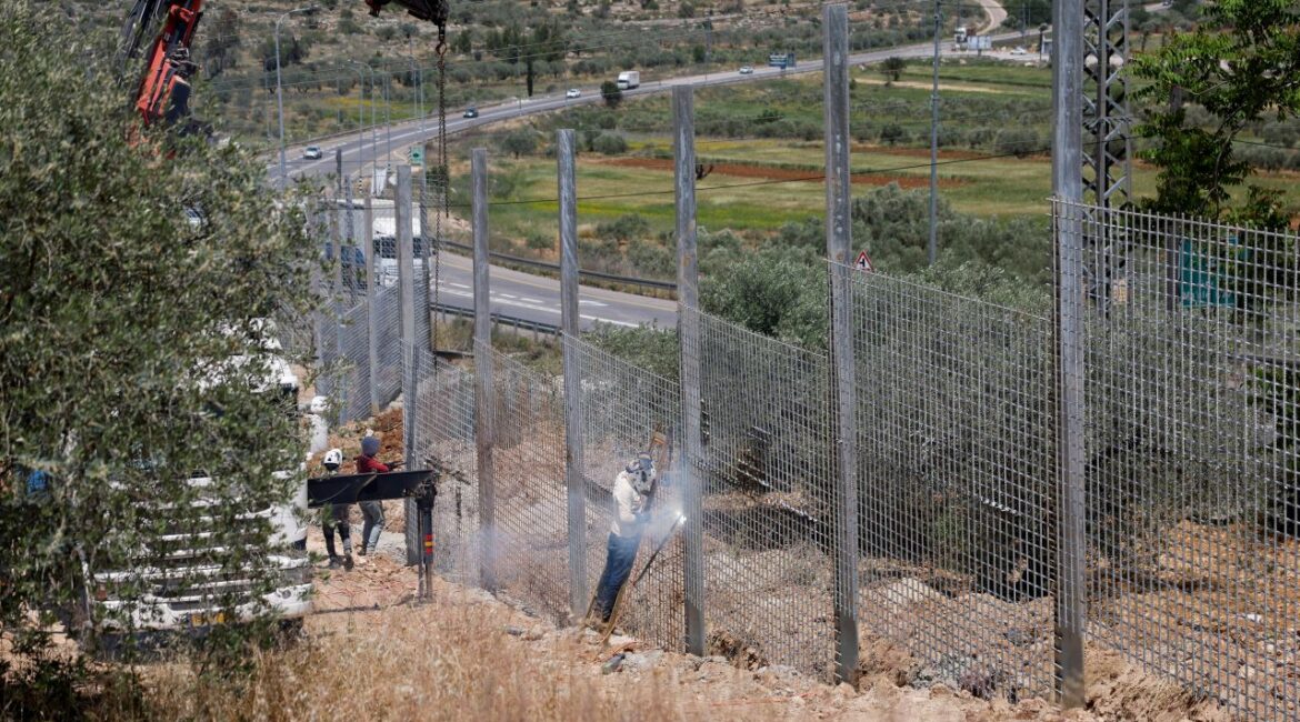 Israel Builds a Fence Around the West Bank