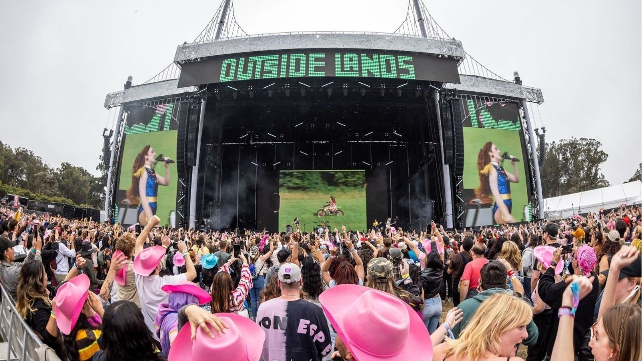 Outside Lands 2025 will debut its first-ever open mic contest, offering fans the opportunity to perform on the new Duboce Triangle stage. Pictured: Chappell Roan performing at Outside Lands 2024. (Alive Coverage/Outside Lands)