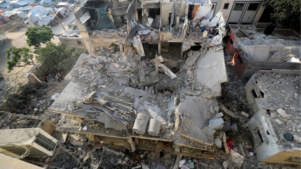 Debris lies at the site of an overnight Israeli air strike on a house, in Gaza City, July 23, 2025. (Reuters/Mahmoud Issa)