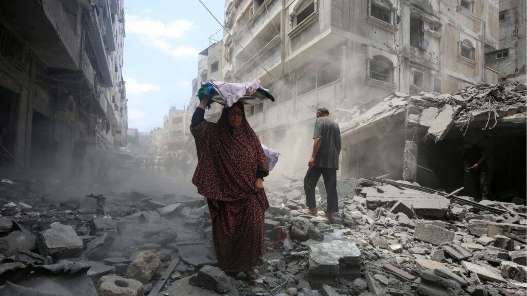 Palestinians inspect the site of a morning Israeli strike on a house, in Gaza City, August 8, 2025. (Reuters/Mahmoud Issa)