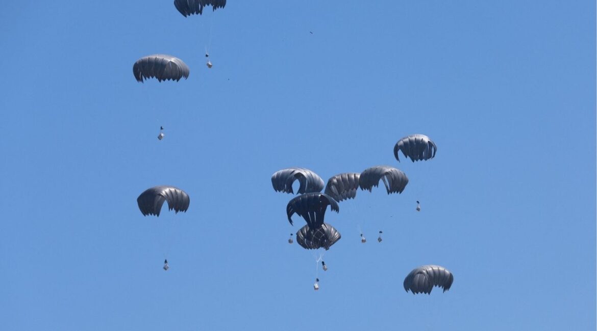 Aid packages dropped from an airplane descend over Gaza, as seen from the central Gaza Strip, August 3, 2025. (Reuters/Ramadan Abed)