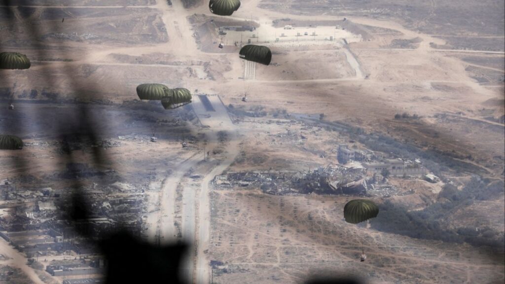 Jordanian military personnel airdrop aid parcels over Gaza, August 17, 2025. (Reuters/Alaa Al Sukhni)