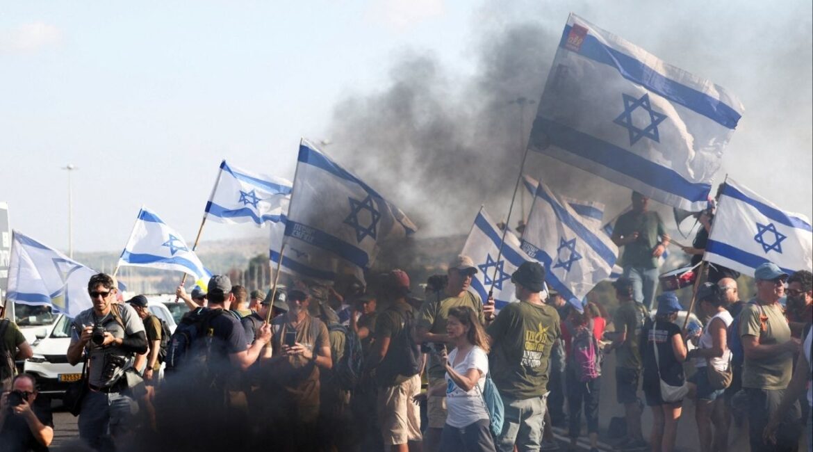 Demonstrators block Israel's main highway connecting Jerusalem and Tel Aviv, after families of hostages have called for a nationwide strike to demand the return of all hostages and an end to the war in Gaza, in Latrun Israel August 17,2025 REUTERS/Ronen Zvulun