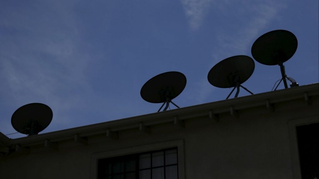 Satellite dishes are pictured in Pasadena, U.S., April 20, 2016. (Reuters/Mario Anzuoni)