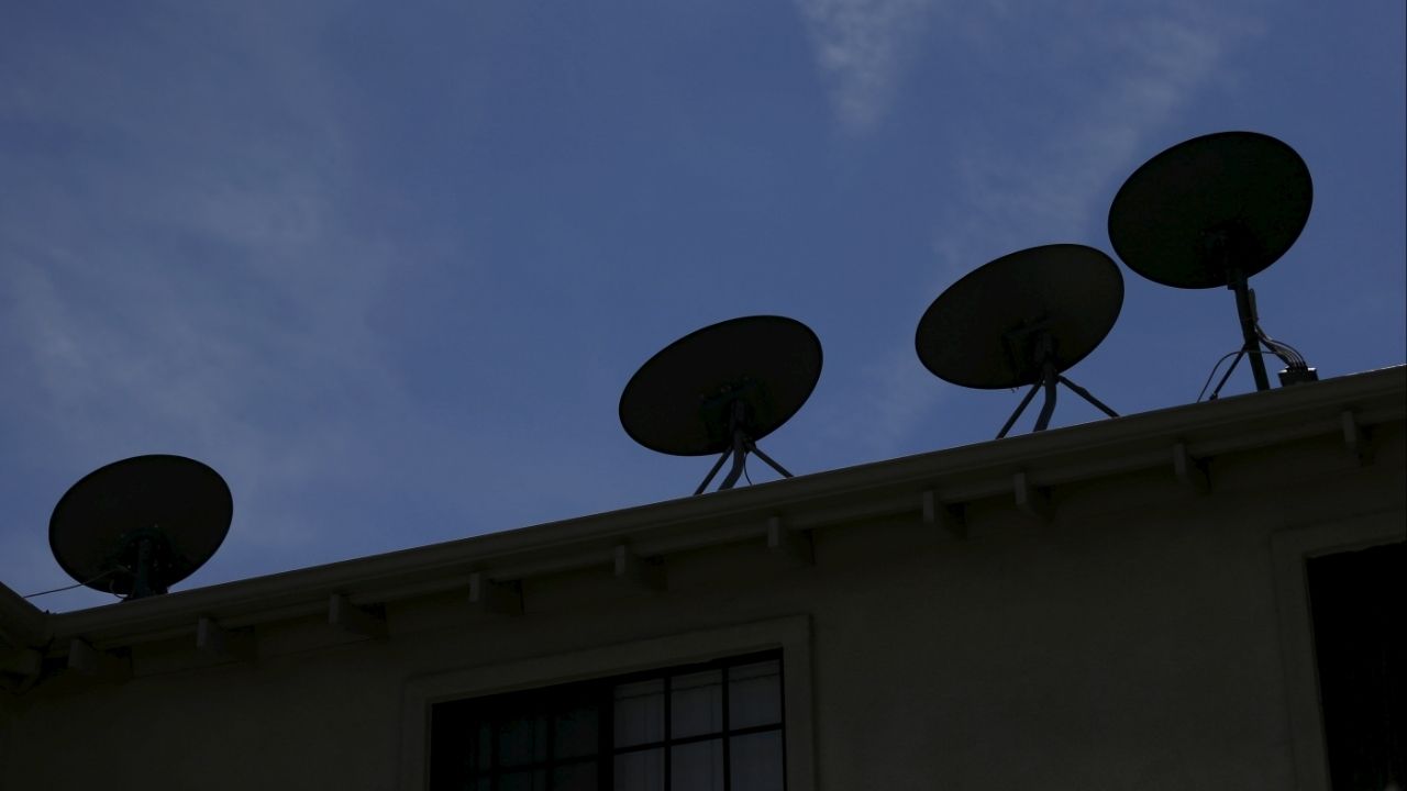 Satellite dishes are pictured in Pasadena, U.S., April 20, 2016. (Reuters/Mario Anzuoni)