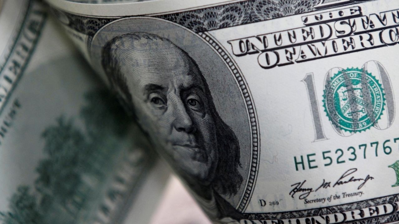 U.S. one hundred dollar notes are seen in this picture illustration taken in Seoul February 7, 2011. (Reuters File)