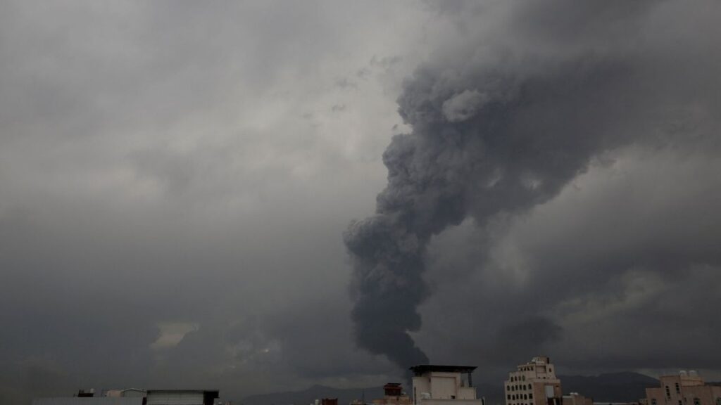 Smoke billows from the site of Israeli air strikes in Sanaa, Yemen August 24, 2025. REUTERS/Stringer
