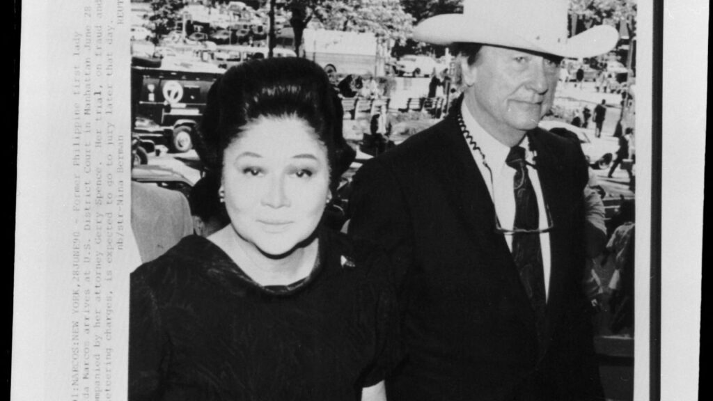 Former Philippine first lady Imelda Marcos arrives at court with lawyer Gerry Spence. June 28, 1990. (Reuters File)