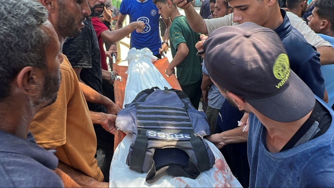 Mourners carry the body of Palestinian cameraman Hussam al-Masri, who was a contractor for Reuters, after he was killed along with other journalists and people in Israeli strikes on Nasser hospital, in Khan Younis in the southern Gaza Strip, August 25, 2025. REUTERS/Stringer