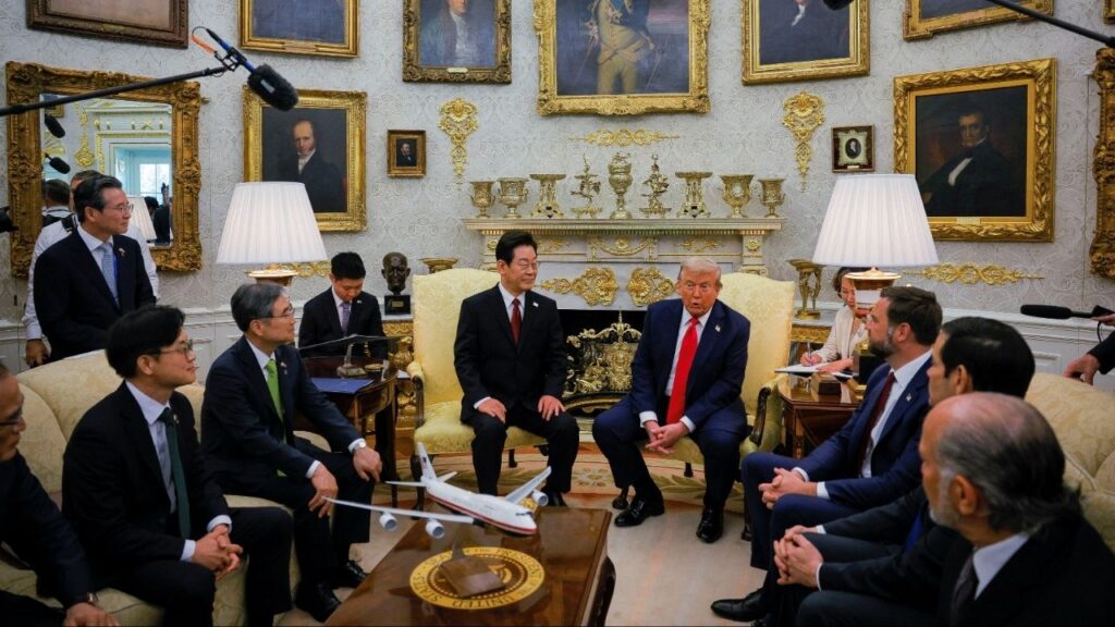 U.S. President Donald Trump meets with South Korean President Lee Jae Myung at the Oval Office, at the White House, in Washington, D.C., U.S., August 25, 2025. (Reuters/Brian Snyder)