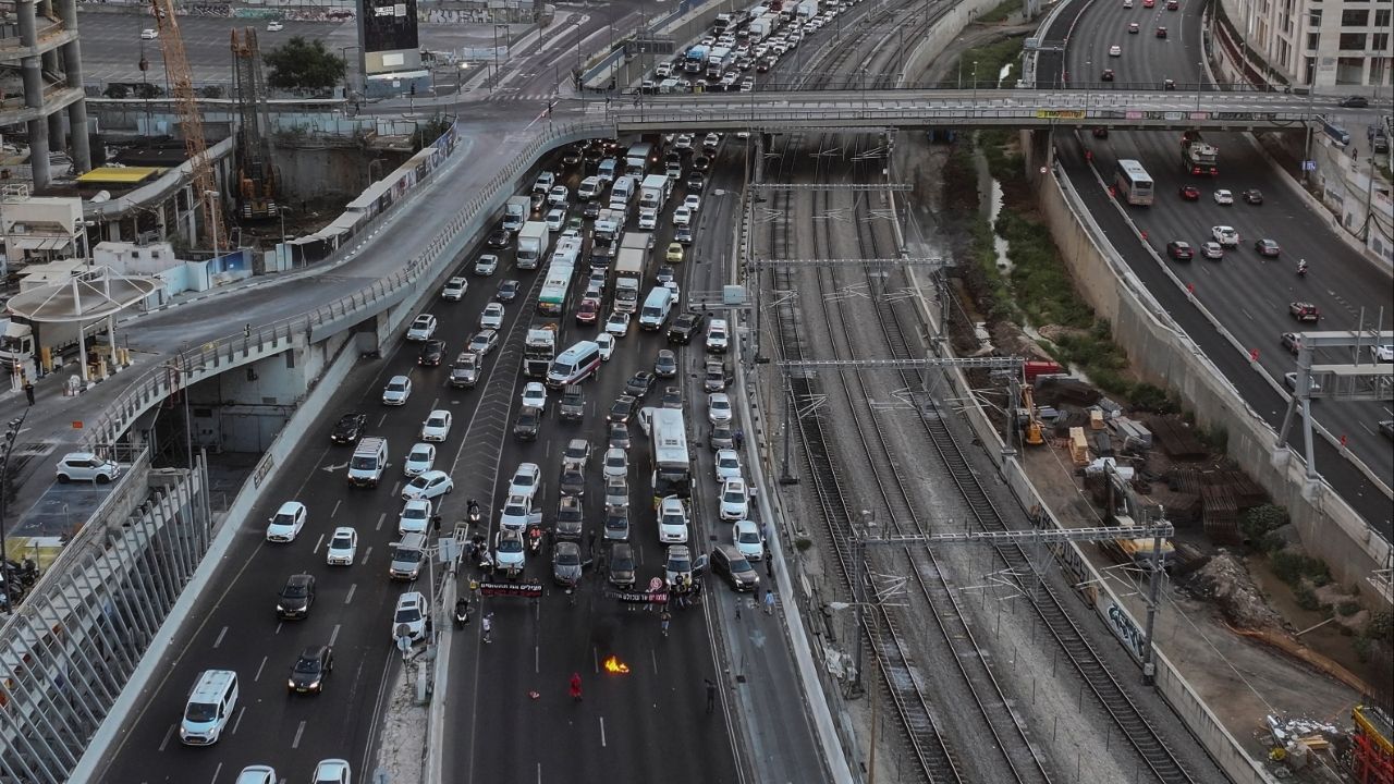 A drone view of protesters setting fire and blocking the Ayalon highway in Tel Aviv during a demonstration demanding the immediate end of the war and the release of all hostages who were kidnapped during the deadly October 7, 2023, attack on Israel by Hamas, in Tel Aviv, Israel, August 26, 2025. REUTERS/Aviv Atlas