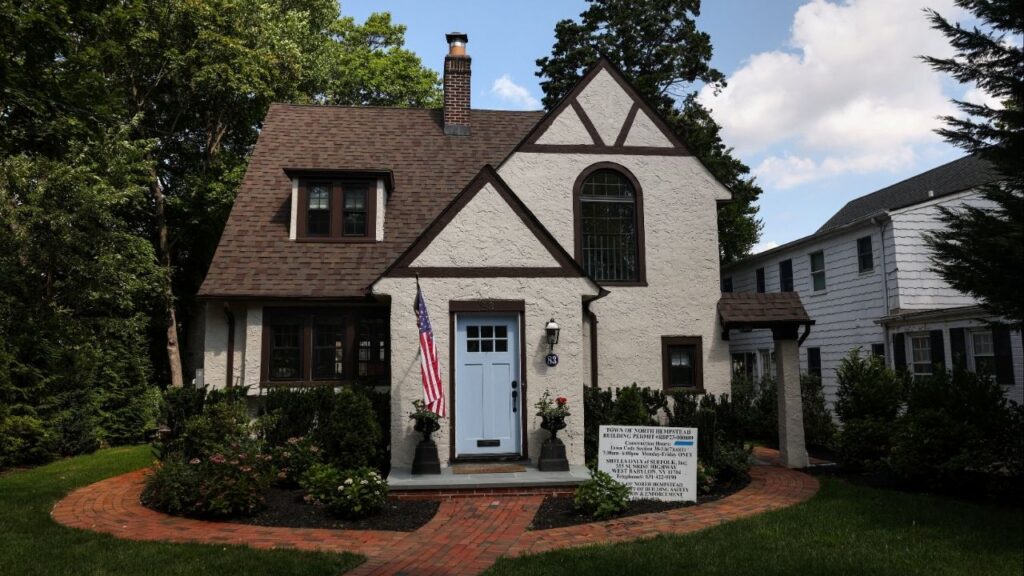 A Town of North Hempstead building permit stands in front of a home on the North Shore of Long Island city of Manhasset, New York, U.S., August 13, 2025. (Reuters File)